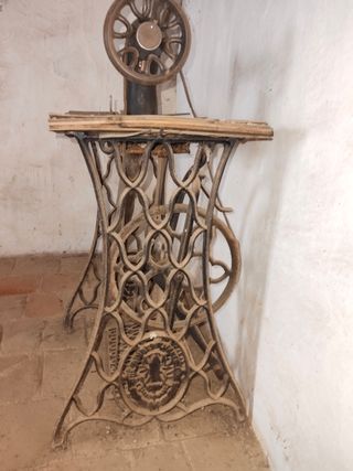 Máquina de coser muy antigua Singer
