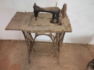 Máquina de coser muy antigua Singer