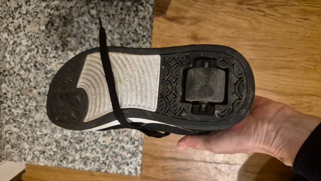 Scarpe con rotelle nr 38.