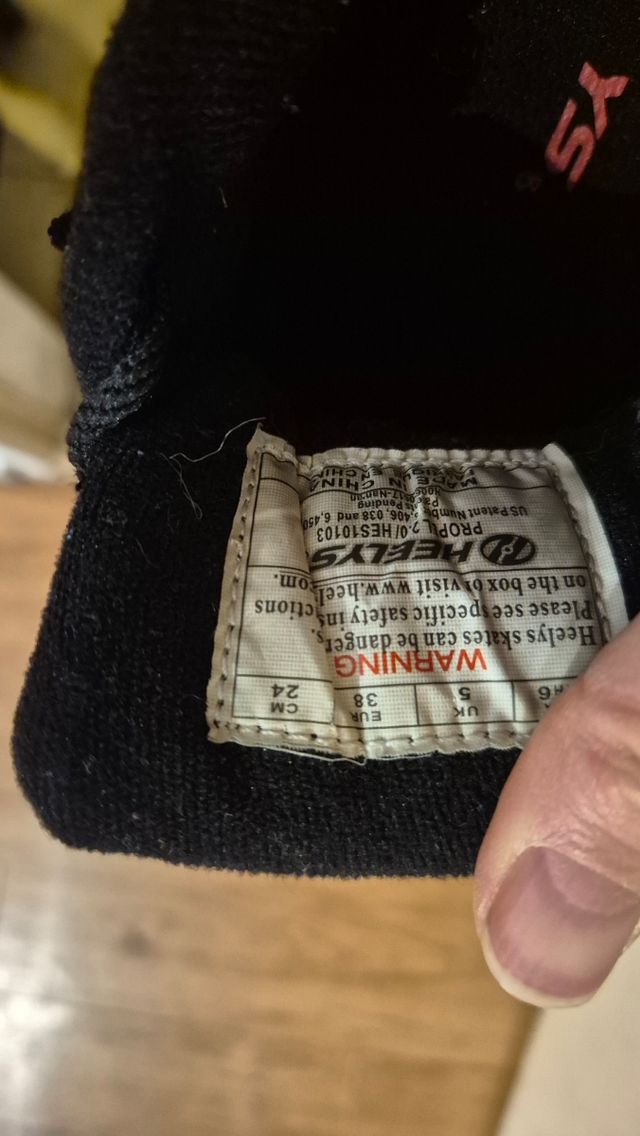 Scarpe con rotelle nr 38.