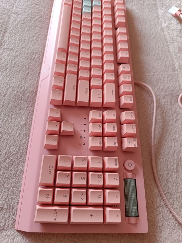 Teclado Razer rosa gaming mecánico