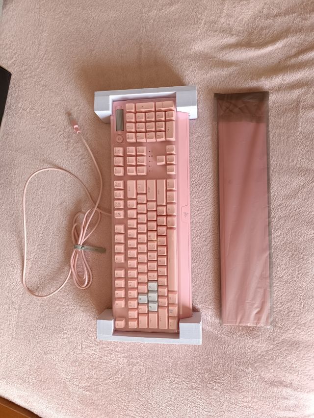 Teclado Razer rosa gaming mecánico