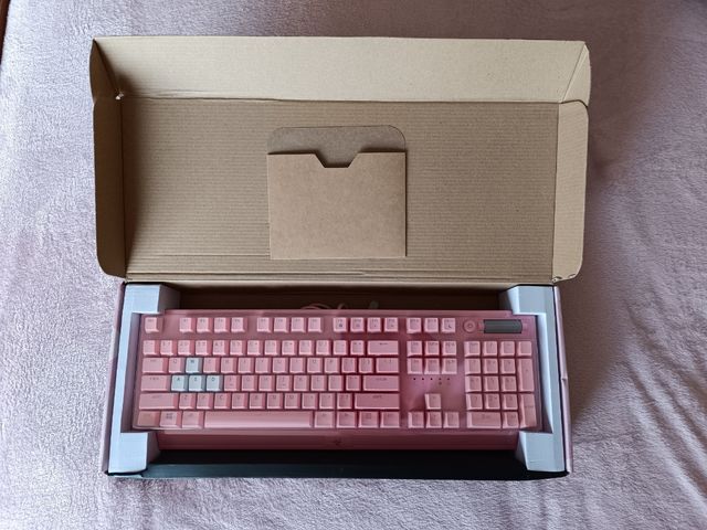 Teclado Razer rosa gaming mecánico