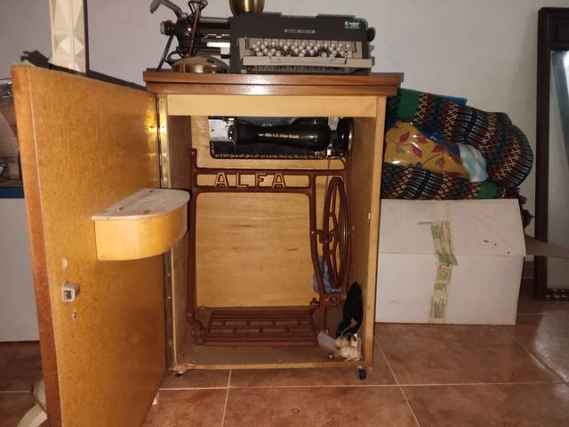Maquina coser ALFA funciona perfectamente.