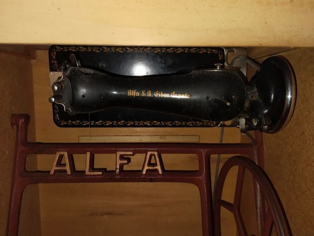 Maquina coser ALFA funciona perfectamente.