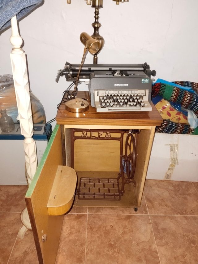 Maquina coser ALFA funciona perfectamente.