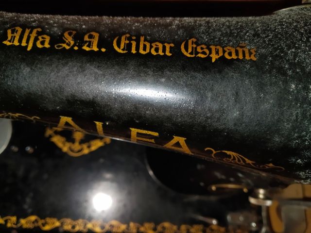 Maquina coser ALFA funciona perfectamente.