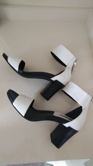 Sandalias blancas de piel 