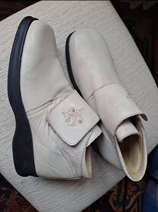 Botines mujer. Color blanco - crema.Adornos. 37