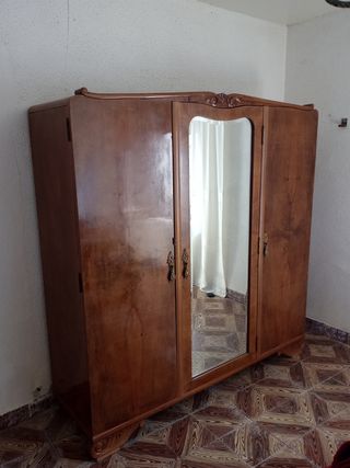 Conjunto mesilla, comoda y armario 