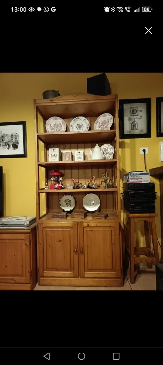 Mobile e libreria in legno di abete 