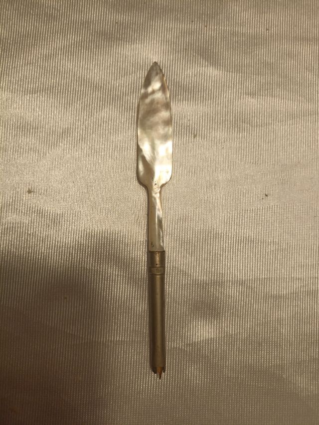 Antigua pluma de metal y nácar
