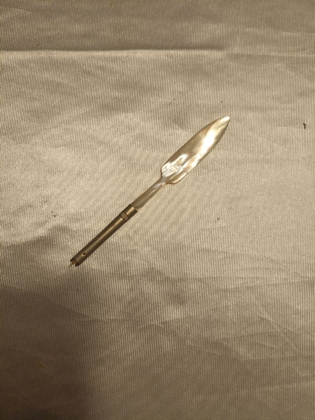 Antigua pluma de metal y nácar