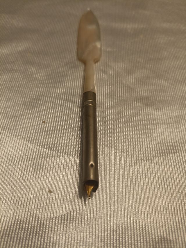 Antigua pluma de metal y nácar