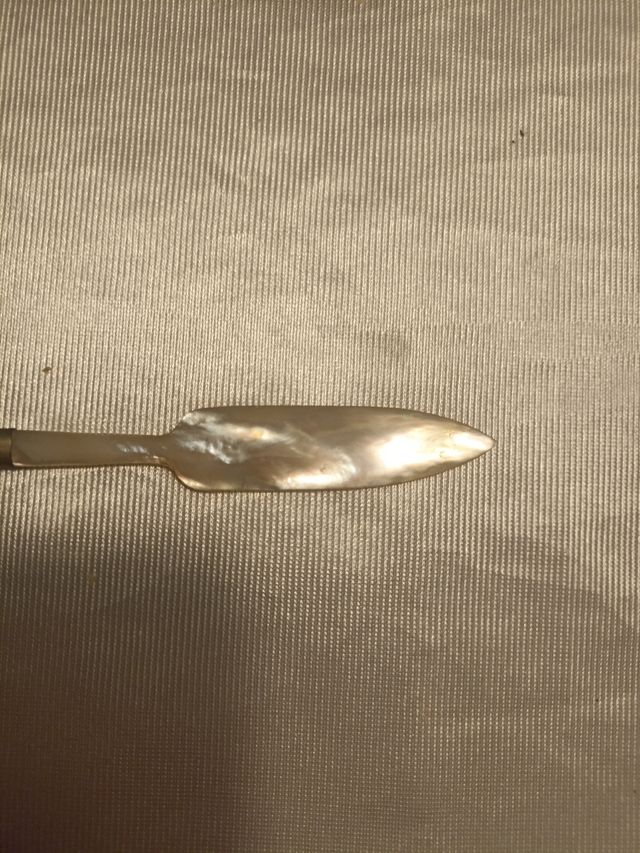 Antigua pluma de metal y nácar