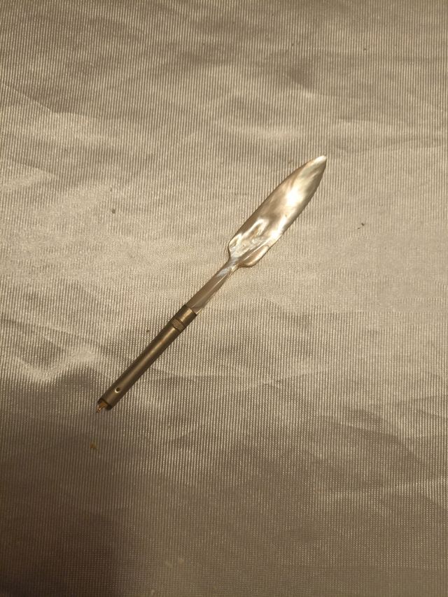 Antigua pluma de metal y nácar