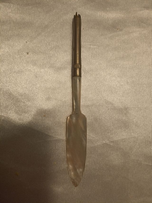 Antigua pluma de metal y nácar