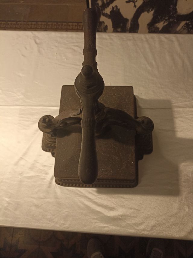 Antigua prensa de encuadernación