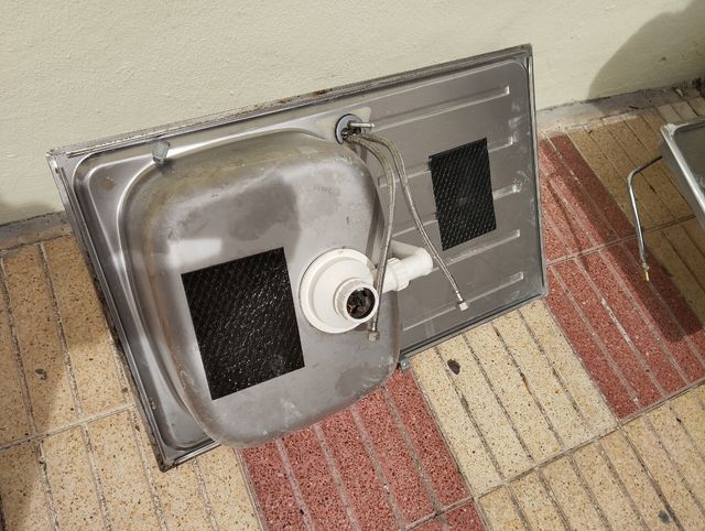 Fregadero inox con grifo