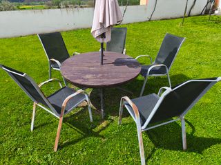 Tavolo e sedie da giardino (senza ombrellone)