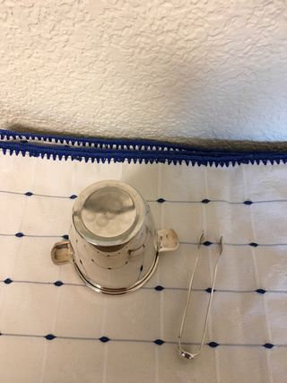 Cubitera de hielos plateada de alpaca y pinza