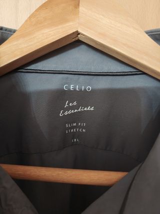 Camisa lisa.