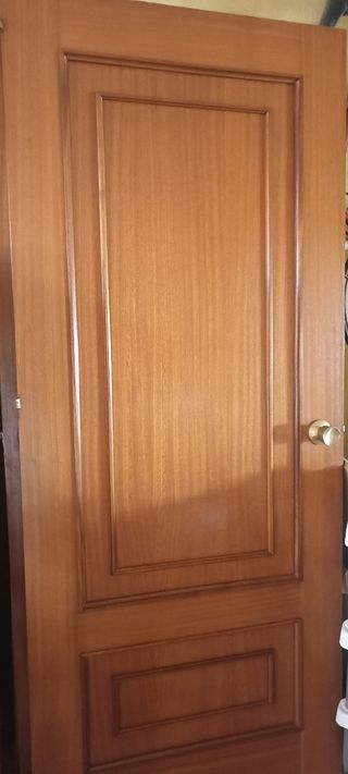Puertas de interior de madera.