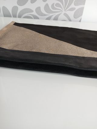 Bolso negro y dorado de mujer