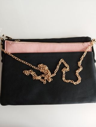 Bolso negro y rosa de mujer.
