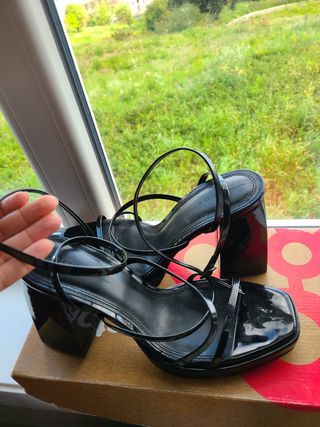 sandalias charol Bershka