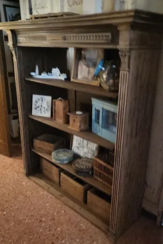 ESTANTERÍA de MADERA Tratada. VITRINA ANTIGUA