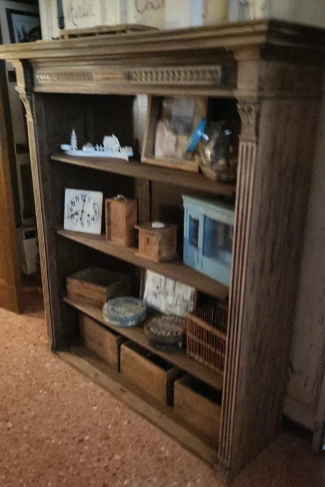 VITRINA ANTIGUA, de MADERA Tratada