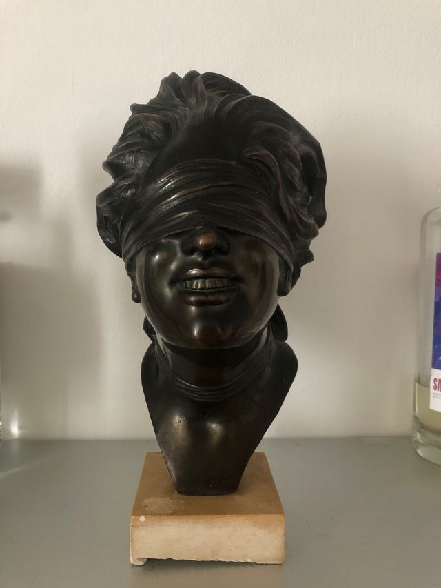 Scultura in bronzo Dea bendata