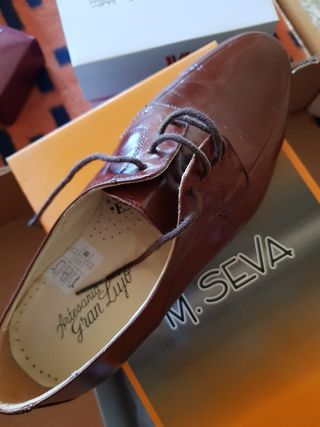 Zapatos nuevos a estrenar.