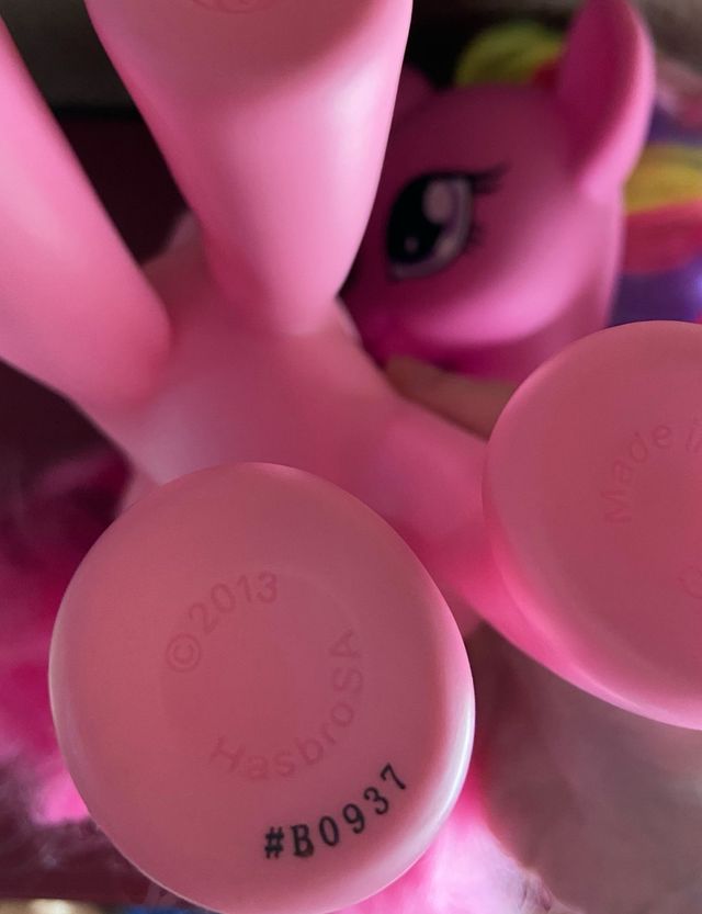 Un sacco di pony. Due taglie grandi Una media