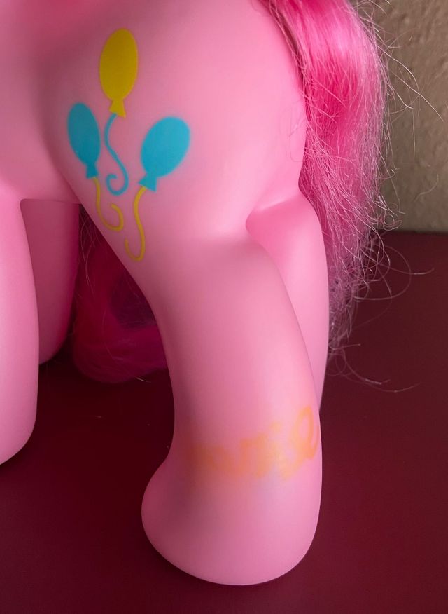 Un sacco di pony. Due taglie grandi Una media