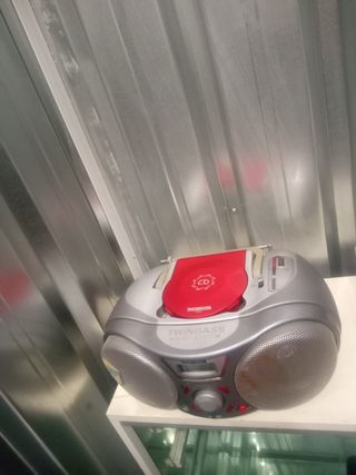Radio CD . Va con pillas y electricidad
