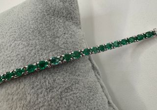 Pulsera de oro blanco de 18 kt con esmeraldas
