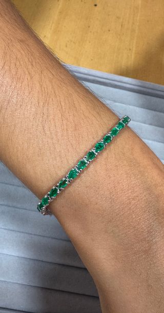 Pulsera de oro blanco de 18 kt con esmeraldas