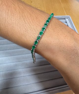 Pulsera de oro blanco de 18 kt con esmeraldas