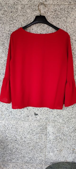 Blusa con volantes en mangas 