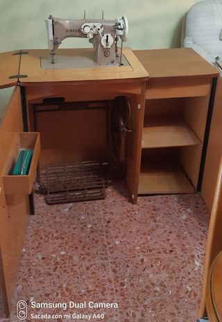 Maquina de coser mueble antigua