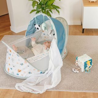 Cuna de playa plegable con mosquitera