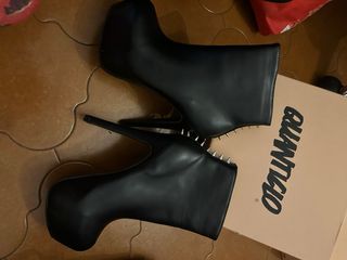 Stivaletto con tacco e borchie