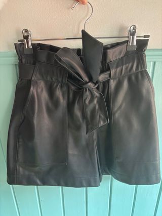 Pantalón corto polipiel 