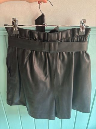 Pantalón corto polipiel 