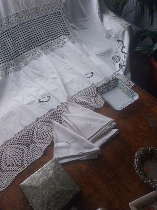 Mantel grande bordado a mano