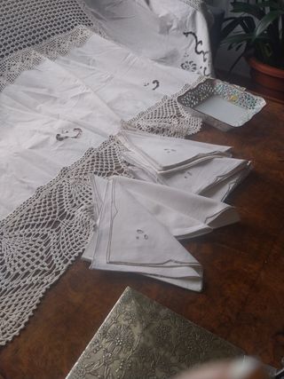 Mantel grande bordado a mano