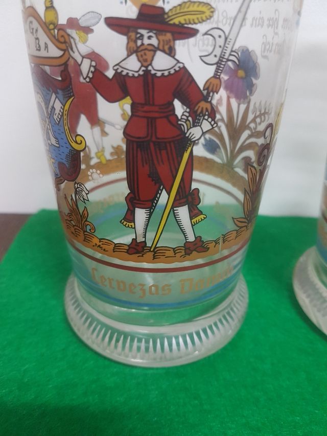 Pareja vasos cerveza Damm