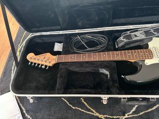 Guitarra electrica y caja de transporte